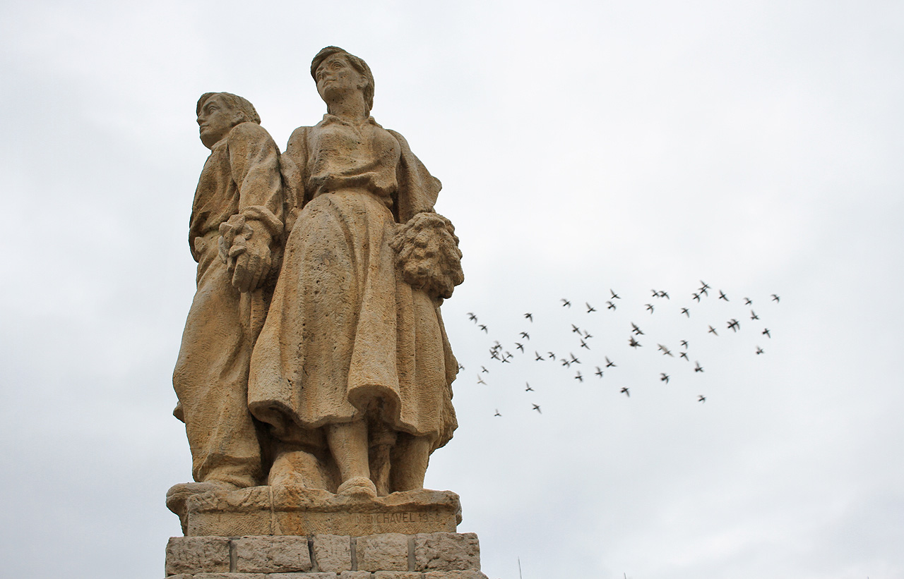 Autorem pomníku osvobození na náměstí v Bílovci z roku 1952 je Vincenc Havel.