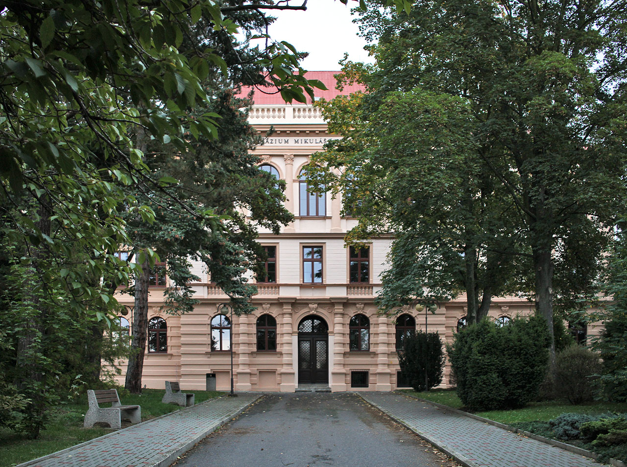 Místní gymnázium. Žáci ze zdejší matematické třídy pro nás na gymníziu na tř. kpt Jaroše v Brně byli obávanou konkurencí i mysteriózním postrachem. Nikdy jsme je neviděli, ale všichni se jich obávali.