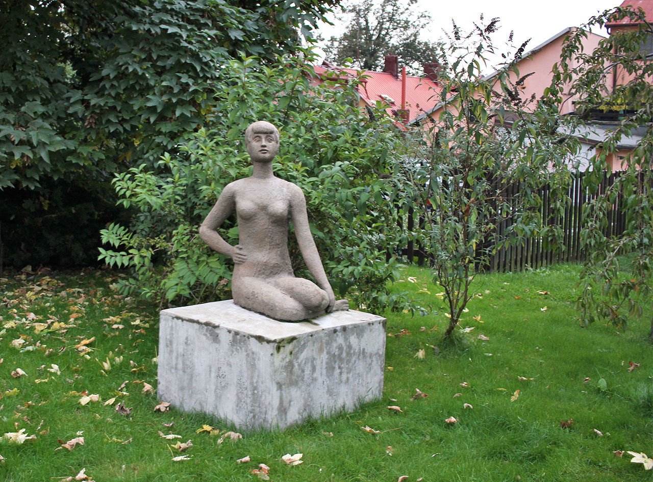 Mírné rozpaky v nás vzbudila socha dívky před gymnáziem.