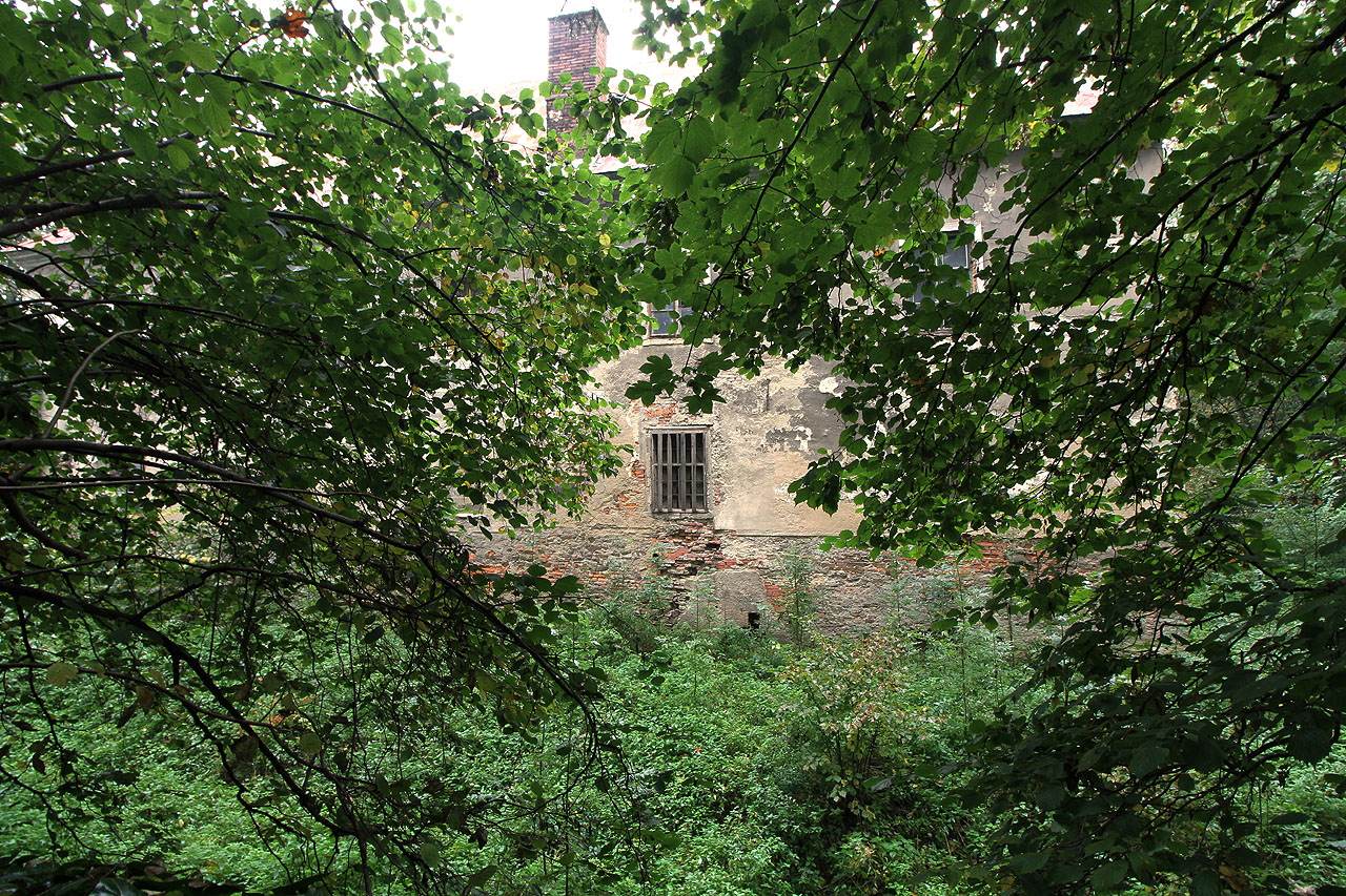 Pohled ze zplanělého zámeckého parku přes příkop směrem na Starý zámek.