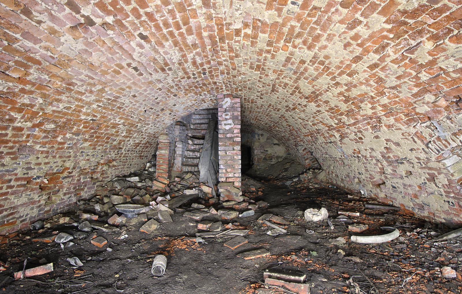 Prohlídku začínáme pěkně od podlahy. Vlastně zpod podlahy, ze sklepa, který byl pravděpodobně k původní tvrzi přistavěn až v 17. století.