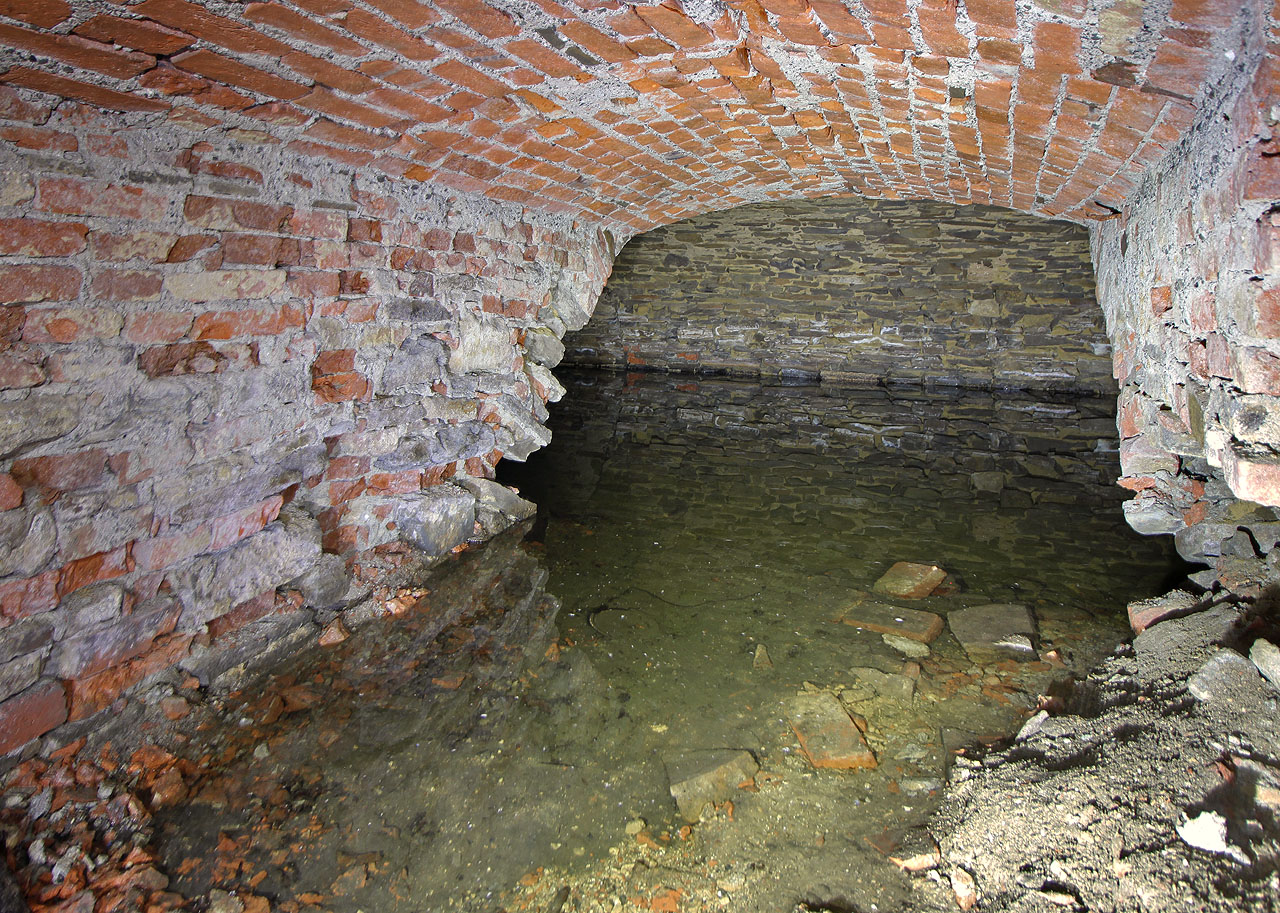 Je vidět, že vodní příkop tu dával smysl. Podstatná část sklepa je totiž zatopená vodou.