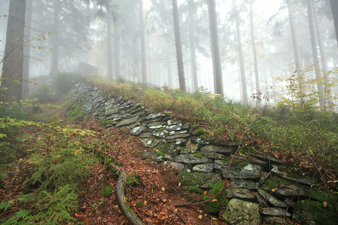 Nejvyšší ze čtyř na sebe navazujících svážnic, vlastně kolejových lanovek, je zřejmě nejzachovalejší. Koleje od výchozí stanice u silnice z Přemyslova nastoupaly přes čtvrt kilometru výšky. Sem už se jen tak někomu šplhat nechce.