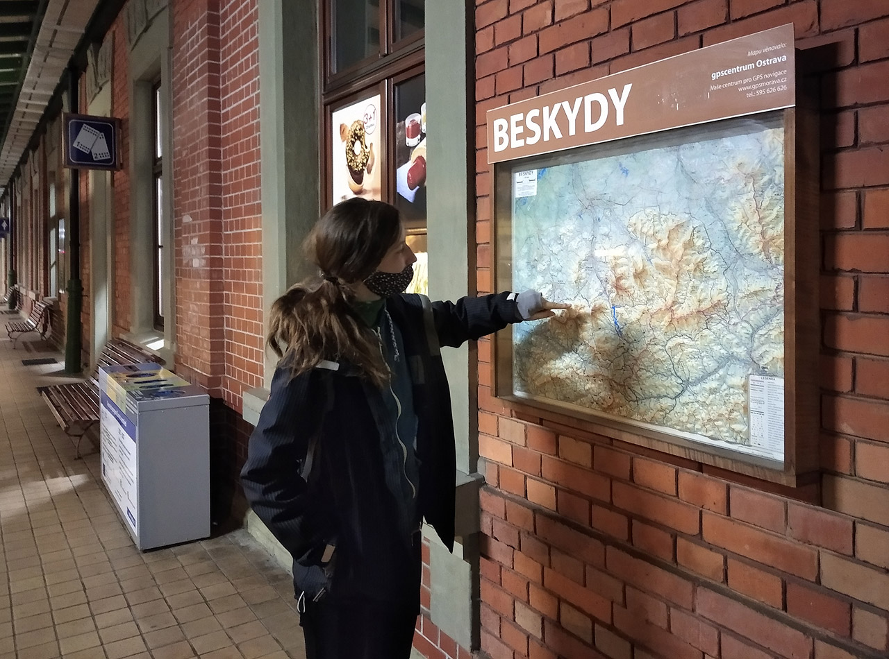 Nejpozději na nádraží ve Frýdku-Místku jsem měl rozpoznat, že Doubravka není člověk, ale stroj. Nenasytný robot, který je schopný během 24 hodin přejít celé Beskydy napříč bez zaváhání a náznaku únavy. Můj osud byl zpečetěn nástupem do vlaku směr Ostravice…