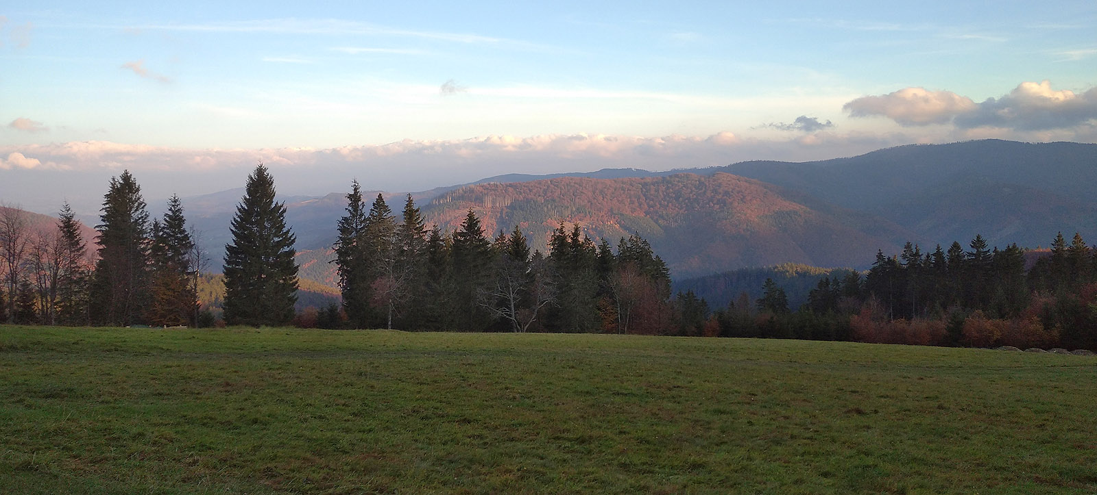 Pohled na poslední české údolí Horní Lomné a hraniční hřeben se Slovenskem. Slunce zapadá a mé schopnosti pokračovat v cestě rychle ubývají.
