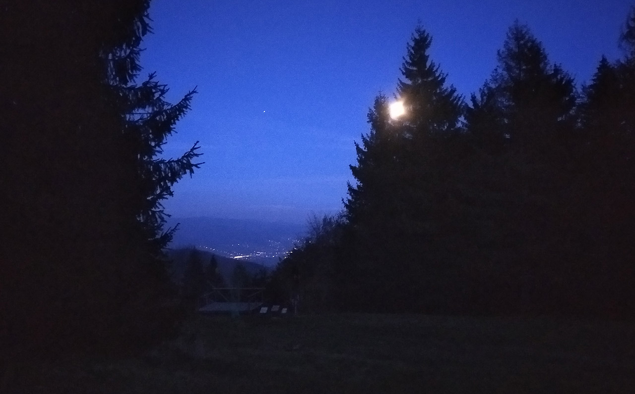 Jakmile padla tma, vzdal jsem pokračování a společně s ¥em jsme sešli do údolí potoka Slavíče, kde jsme chytili autobus do Frýdku-Místku. Doubravka pokračovala na další tři vrcholy sama a chvílmi dokonce běžela.