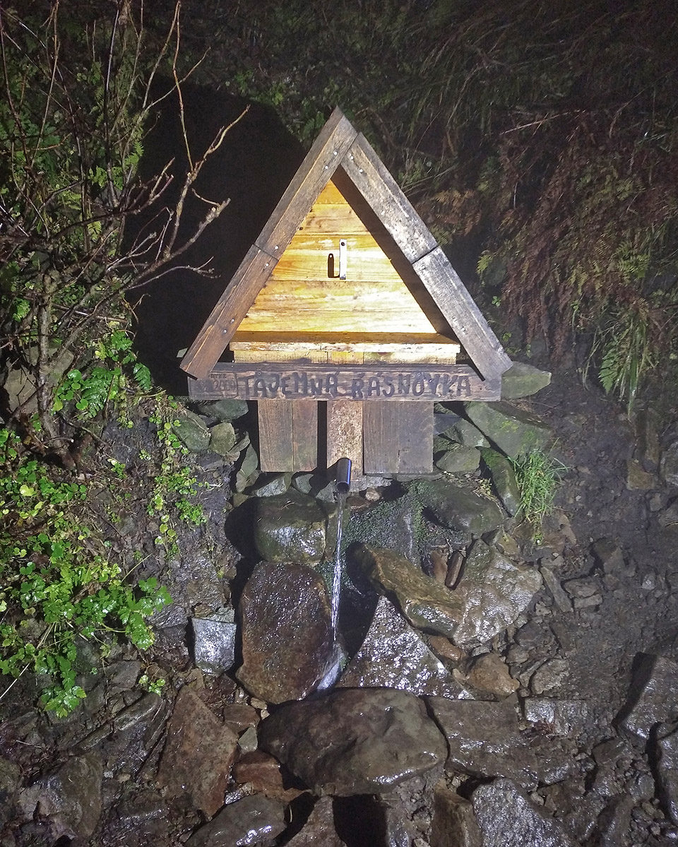 Kdo ví, prč se studánka na úbočí Smrku jmenuje Tajemná Řásnovka. Málokteré prostředí má od té uličky na Starém městě, kterou si oblíbil Jaroslav Foglar, tak daleko, jako horské hřebeny Beskyd.