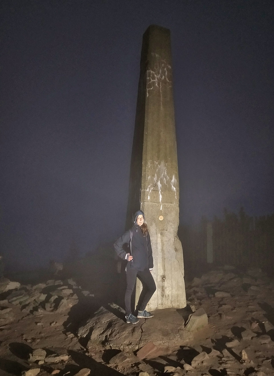 Na Smrku jsme byli po půlnoci a než jsme se vyškrábali na nejvyšší Lysou horu, už bylo málem 6 ráno. To znamená, že už tu byl nával běžců, kteří se podle poslední módy rozhodli zdolat vrchol ještě před úsvitem.