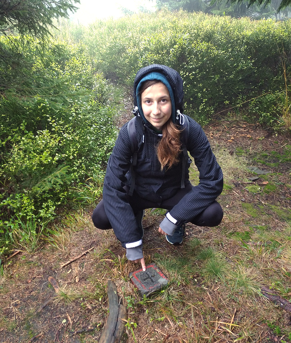 Travný byl teprve třetím vrcholem, na který jsme vyšplhali. Boty v mokrých pohorách mě tu ale začínaly už slušně bolet.