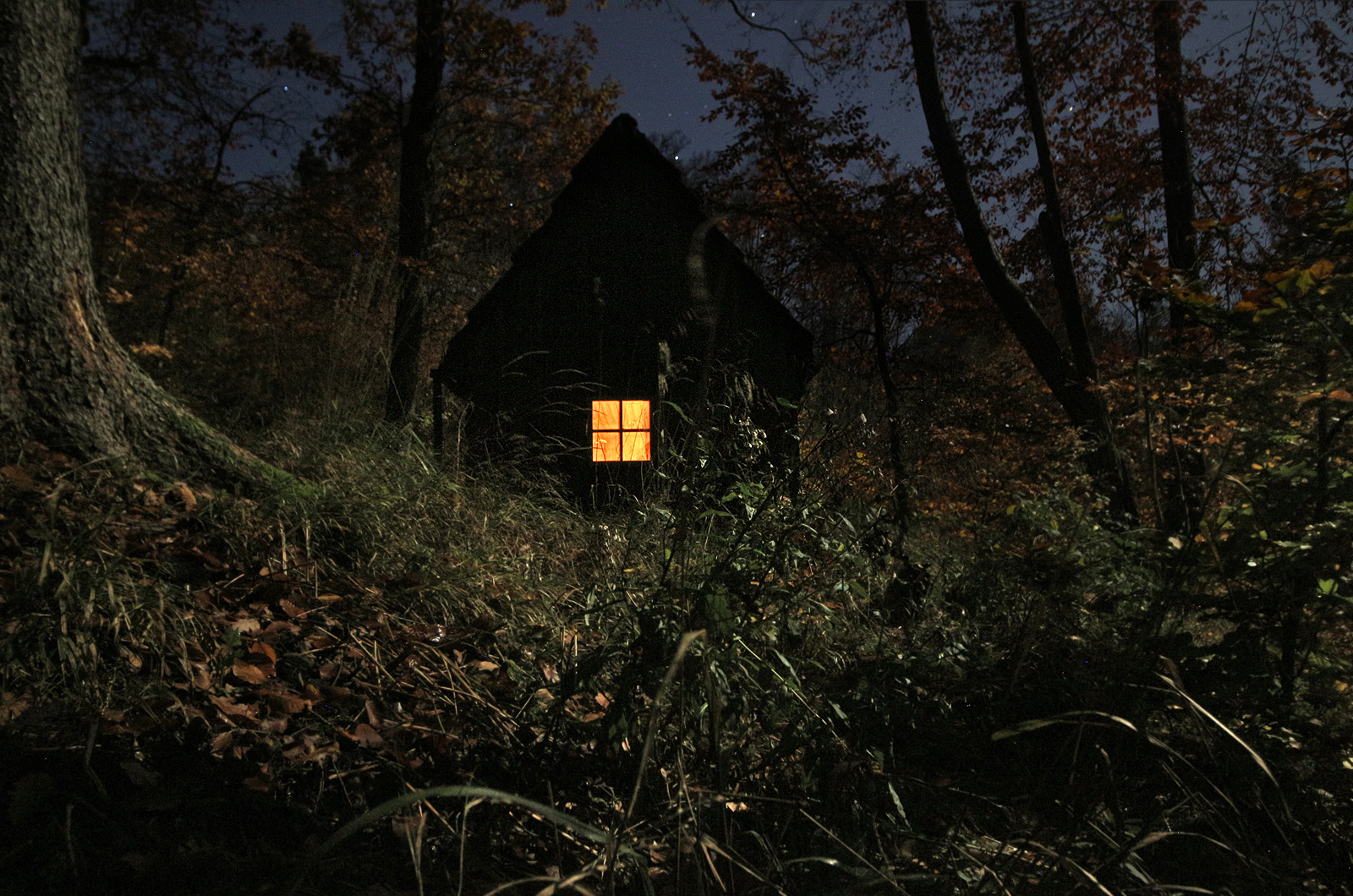 Ve čtvrtek jsme na skryté a tajné místo, kde leží bouda, dorazili až před půlnocí. Venku mrzlo, proto jsme zalezli dovnitř, zatopili v kamnech a dlouho do noci jsme si povídali.