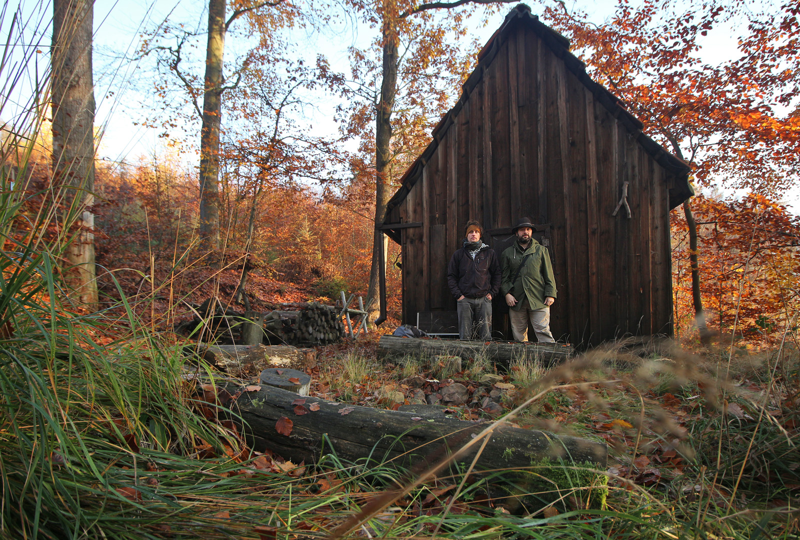 Rozloučení. Bouda, Stopař, Čáp. Rezavý les pod modrou oblohou, lehký vánek, slunce, které nehřeje, hořká vůně tlejícího listí a křupání zmrzlé trávy.
