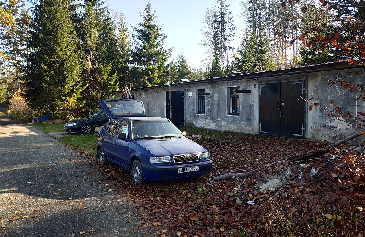 V neděli po poledni jako obvykle balíme na Muně a chystáme se k dojezdu. tentokrát dvěma vozy - kromě slavné Felicie přibyl i poněkud noblesnější kus.