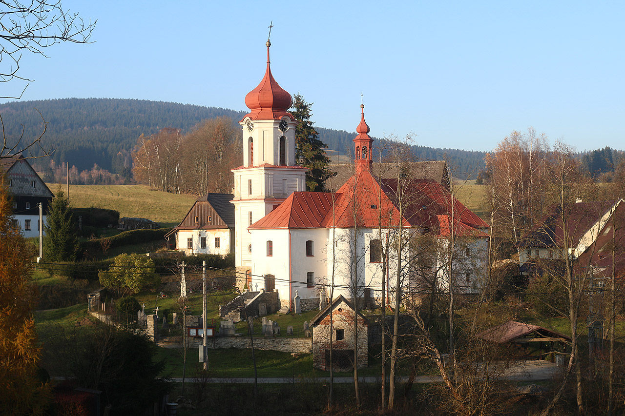 Nová Seninka alias Čpiklice neboli Spieglitz. Krásné místo dosud masově nezasažené přílivem rekreantů. V době covidové ideální útočiště pro kamarády, kteří sem odjeli z brna a žijí tu v pohraniční přírodě jako za starých časů.