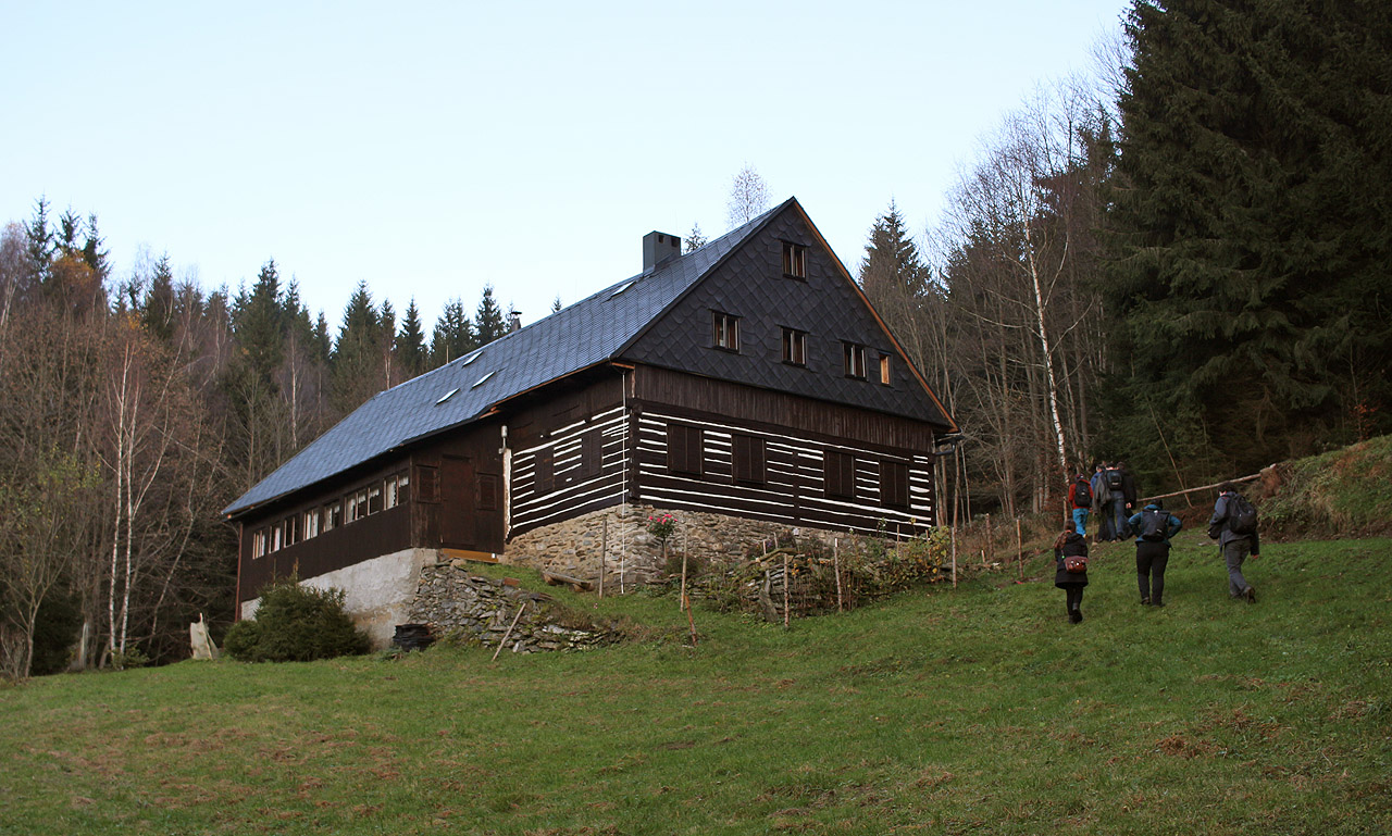 Kdysi hustě zalidněná obec je dnes součástí <a href="/tema/Staré Měto (ORP Šumperk)">Starého Města</a> a z mnoha chalup rozesetých po stráni zbylo jen pár Mohykánů. Ostatní pohltil les, jak nám na místě popisuje Lenka. 