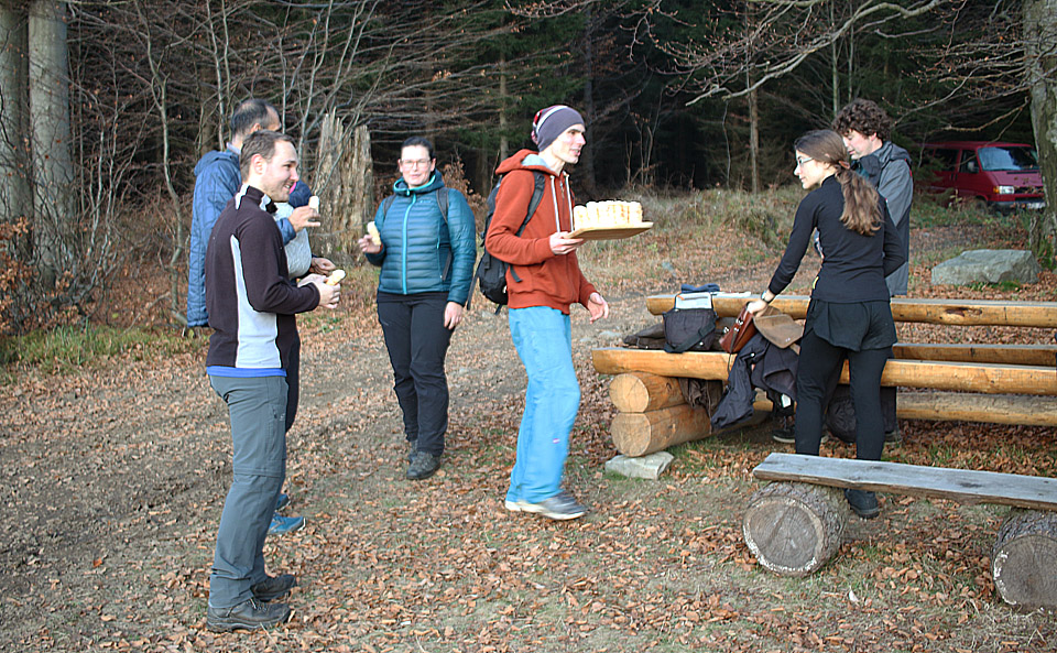Tomáš vymyslel dort lokálního typu - 36 svázaných trubiček z cukrárny v <a href="/Tema/Branná">Branné</a>. Oslavenec obchází přítomné a nabízí.