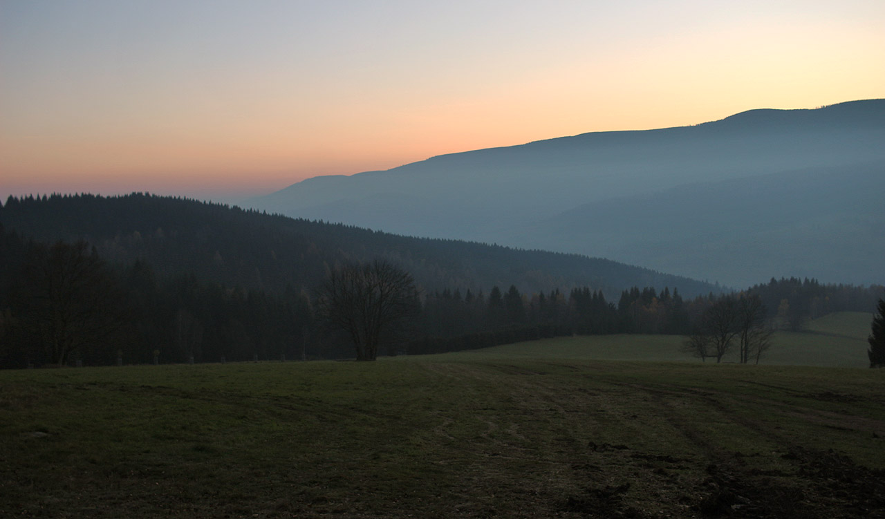 Jihozápad se zatím zbarvil do ruda. Tam někde je Brno - všichni tam musíme (nekdo dřív a někdo později).