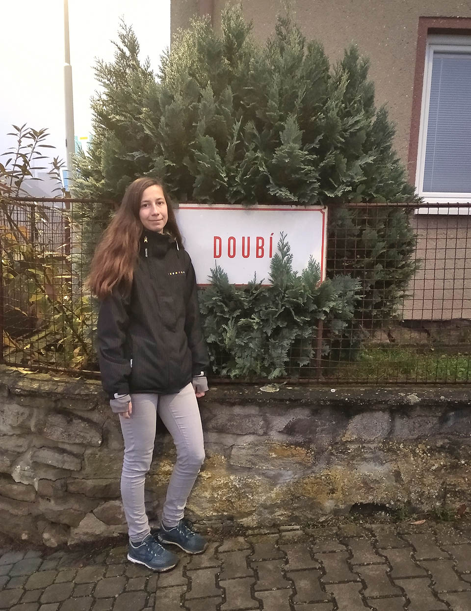 Vydali jsme se z Jehnic a jak tak sbíráme šípky, najednou jsme s Doubí v Útěchově.