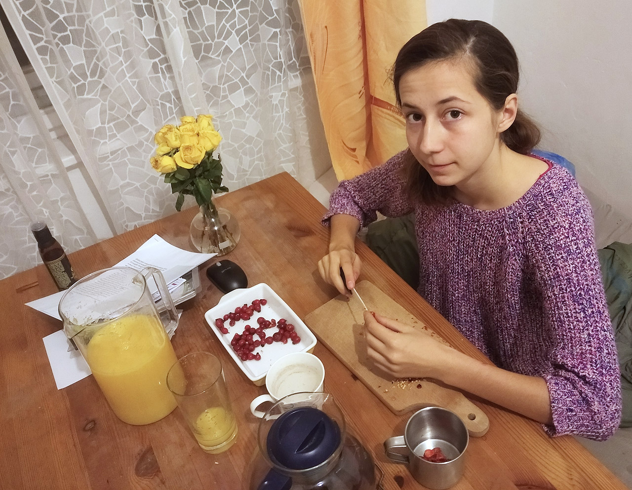 Tak a teď to všechno musíme nařezat a vytahat pichlavá semínka.