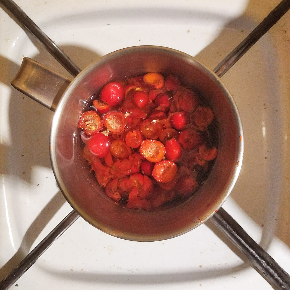 Není toho moc. Ale to, co nám zbylo uvaříme v táborovém plecháčku.