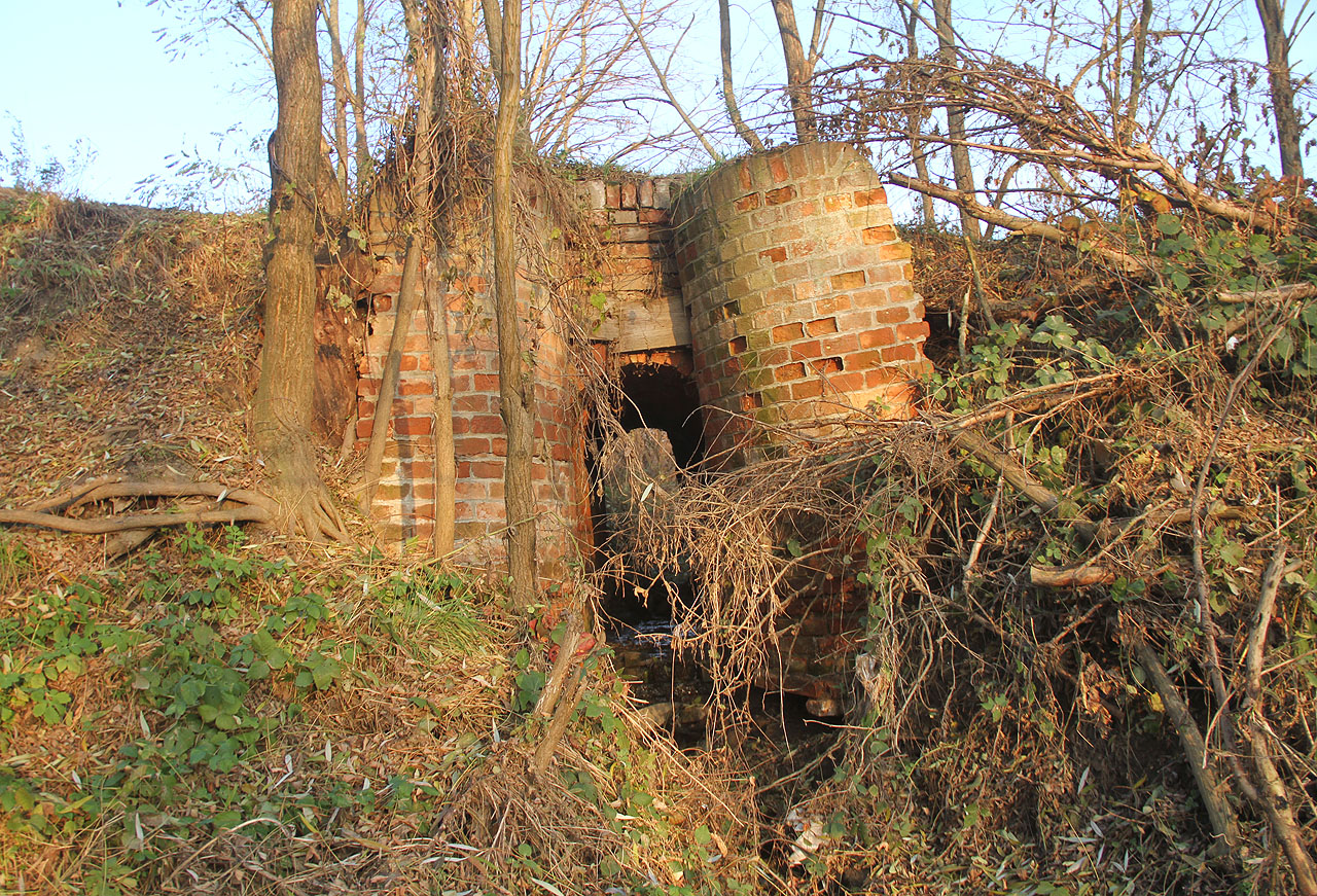 Nejvýznamnějším pozůstatkem po železničce je zajímavě elegantně zaoblený propustek z pálených cihel. Část zárubní zdi se utrhla, většina stavby ale stále slouží svému účelu.