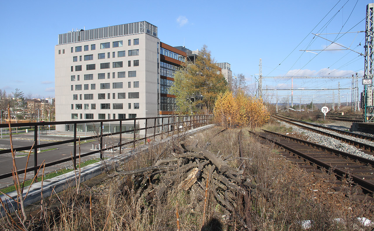 Ačkoliv míříme na jih, začínáme cestu na svém „domovském“ <a href="/Tema/Brno-Židenice (žst)">nádraží v Židenicích</a>. <a href="/Tema/Zbrojovka Brno">Zbrojovka</a> se pomalu mění v ruiny, ze kterých vyčíná jen pár budov určených k přežití - k životu se nesměle probouzí stará nástrojárna. Naproti tomu <a href="/Tema/Vlečka Brno-Židenice - Zbrojovka">vlečce</a> odtikávají poslední dny života.