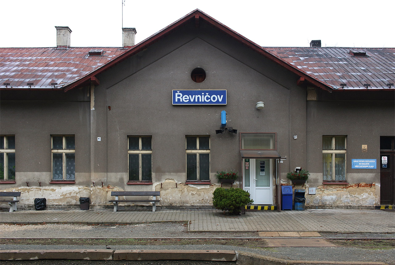 <a href="Tema/Řevničov (žst)">Železniční stanici Řevničov</a> jsem obdivoval od počátku tisíciletí, kdy jsme tudy s přáteli projížděli za kamarádkou Bublinou. Utopená v lesích, daleko od všech obcí, působí trošku záhadně. A právě objev dávno zaniklé úzkokolejky, po které se z lesů v okolí sváželo dřevo k „velke dráze“, její záhadu vysvětluje!