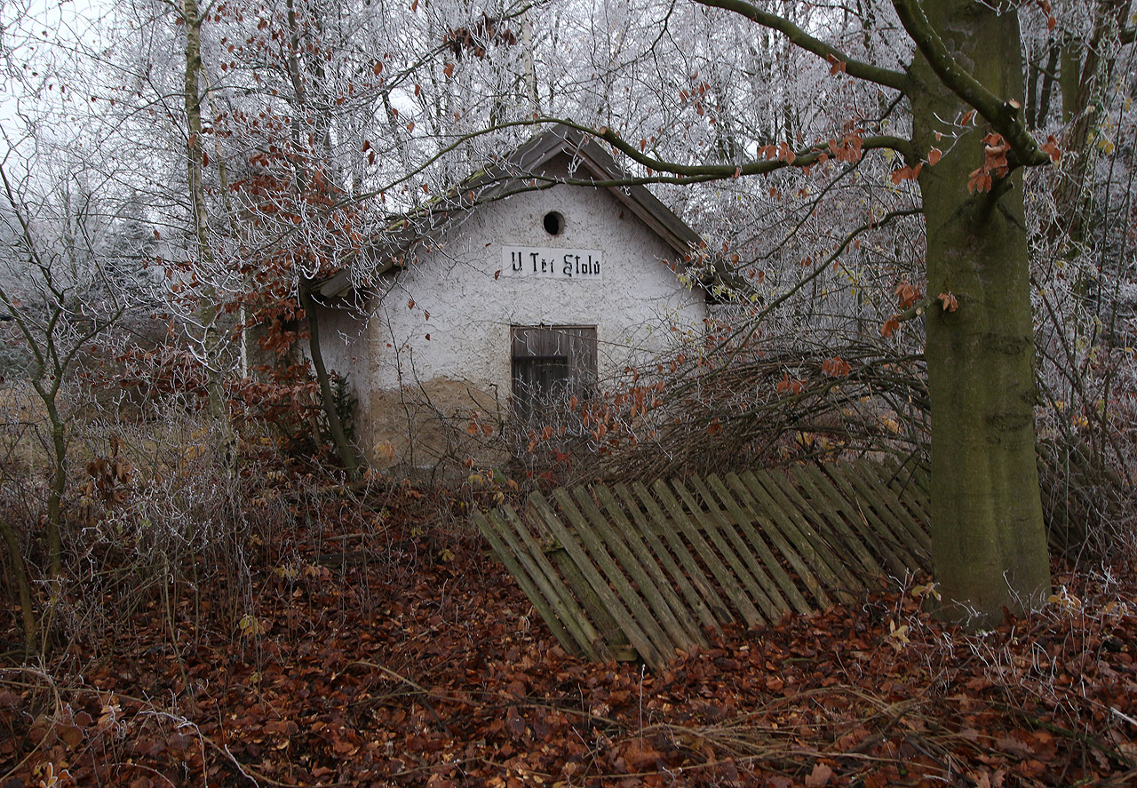 U Tří stolů, km 6,7. Tady se nacházela jediná mezilehlá stanice, respektive nákladiště, kde se mohly křižovat protijedoucí vlaky se dřevem.