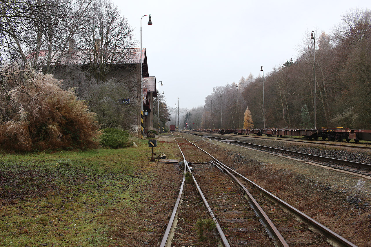Poslední listopadový víkend přinesl první podzimní mrazy roku 2020. Syrová atmosféra toho dne ještě umocnila pocit osamělosti a jakési nadbytečnosti <a href="/Tema/Řevničov (žst)">nádraží v Řevničově</a> v čase i prostoru.