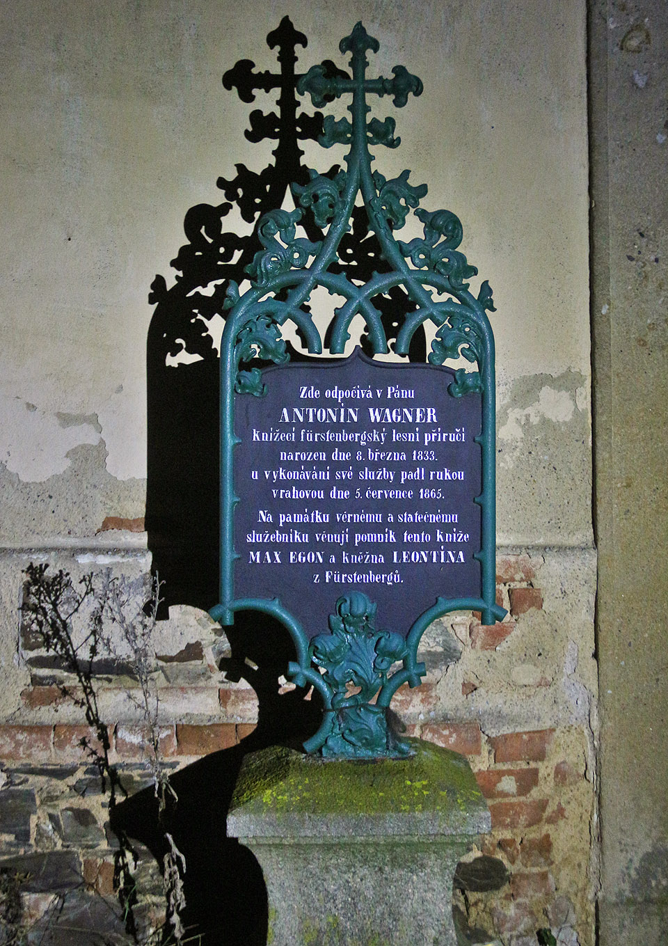 Na hřbitově v malé obci <a href="/Tema/Nový Dům">Nový Dům</a> nás zaujalo hned několik náhrobků. Nejen ten s titulem „mušketýr“ ale též náhrobek zavražděného lesního příručího Antonína Wagnera.
