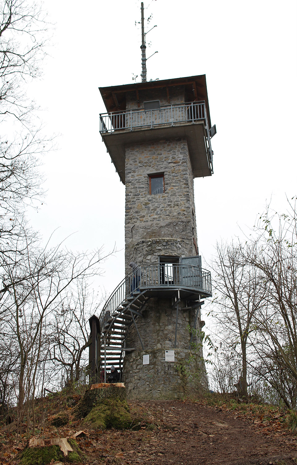 Zdá se skoro neuvěřitelné, že už je to přes deset let, kdy rozhledna prošla rekonstrukcí. V létě roku 2010 jsme tu pořádali slavnou akci <a href="/clanek/114">Přespání na Alexandrovce</a>. Od té doby se rozhledna kupodivu prakticky nezměnila.