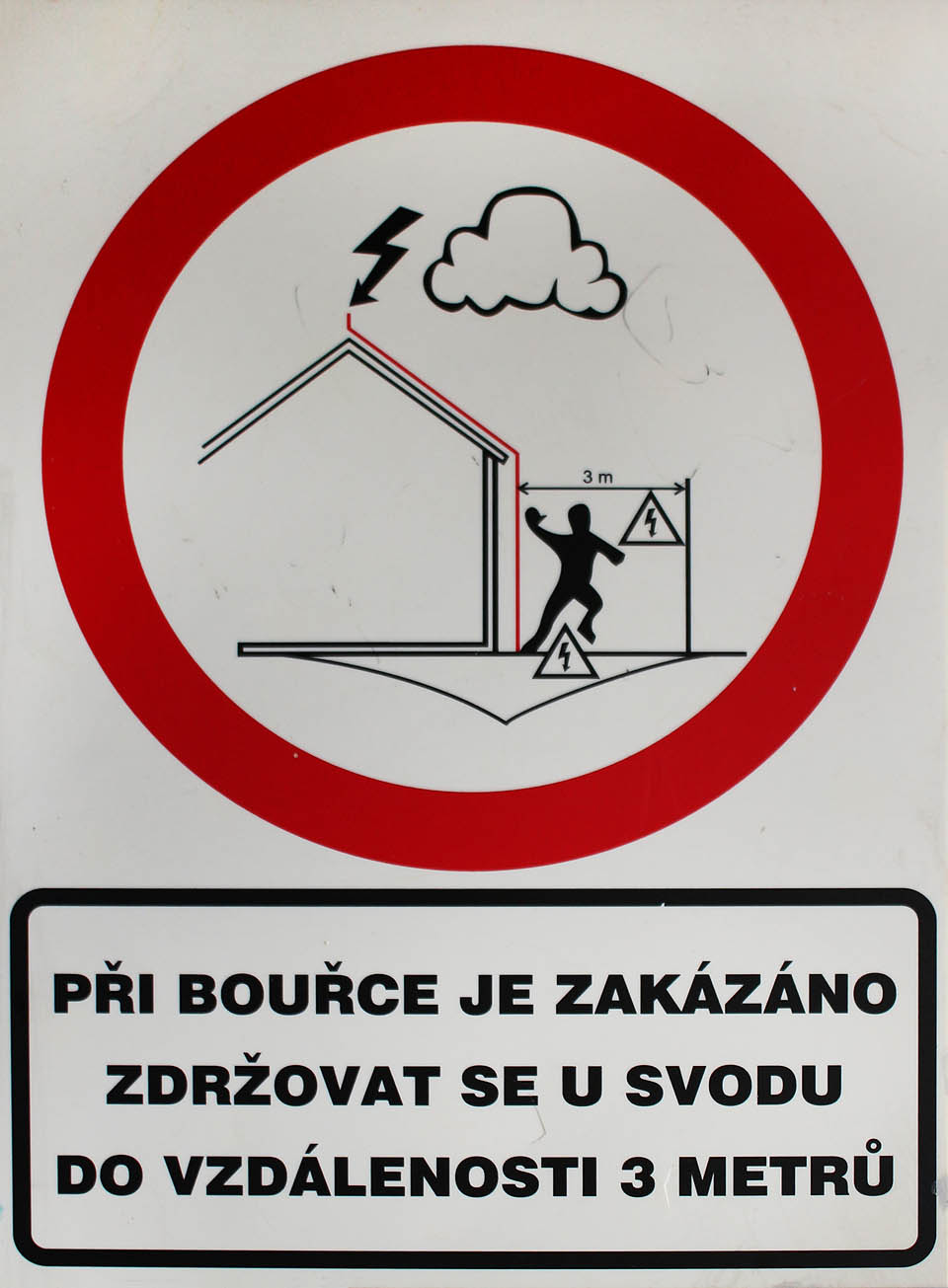 Součástí rekonstrukce se staly taky tyhle vtipné tabulky. Jak by se člověk mohl zdržovat tak blízko, aby si přečetl tabulku a přitom tak daleko, aby nebyl 3 metry od žádného z (hromo)svodů?