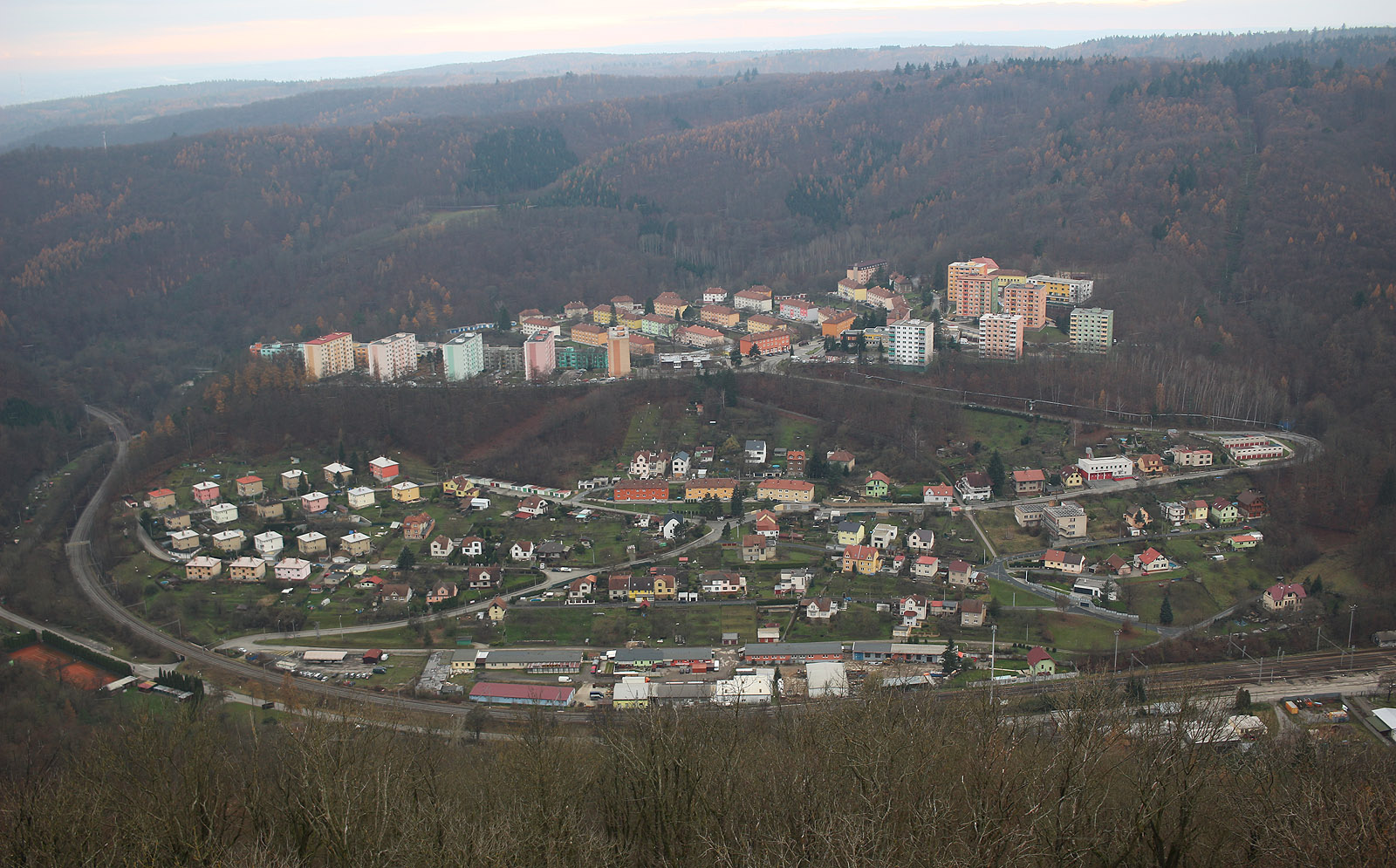 Pohled na Kolonku a Ptačinu. Dřív jsme každé jaro závodili s kamarády z našeho 143. KBS Orion, kdo doběhne během schůzky (ty začínaly s železnou pravidelností dvakrát týdně v 17:00) první z měta až na rozhlednu a ještě zachytí první jarní paprsky zapadajícího slunce.