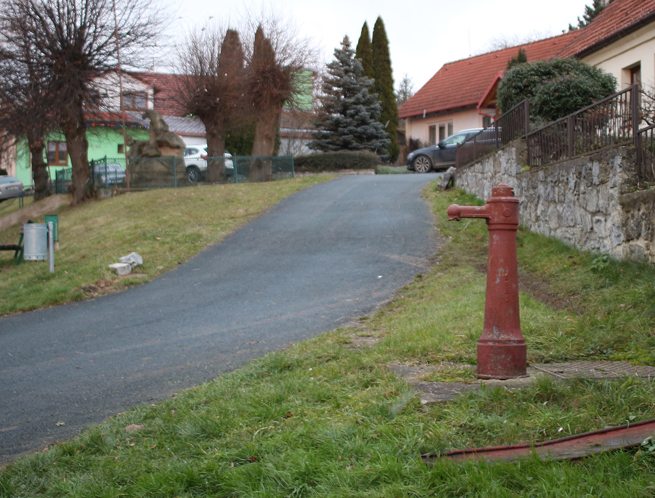 Z Alexandrovky jsme pokračovali někteří zpátky do Adamova a ostatní přes Babice na vlak. Tradiční maďarský hydrant, jakých si pamatuju z dětství desítky, jsem vyfotil pro Honzu Blahu.