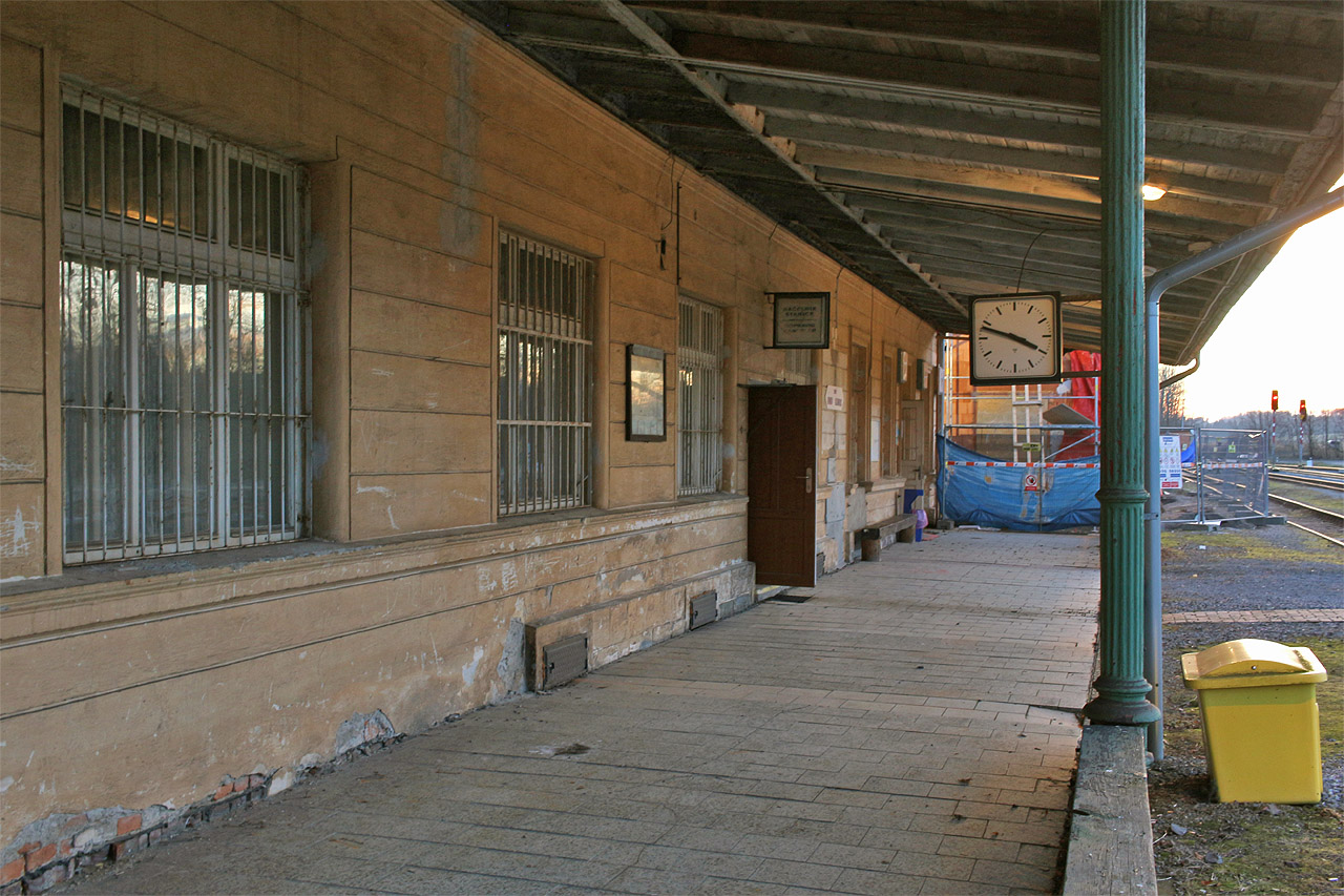 Kryté první nástupiště asi nová ubohá budova neposkytne.