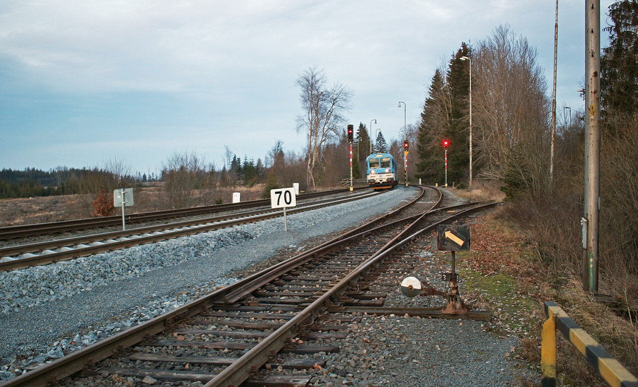 Večerní rychlík R1324 Praděd z Krnova do Olomouce projíždí přesně na čas Valšovským zhlavím stanice Dětřichov nad Bystřicí.