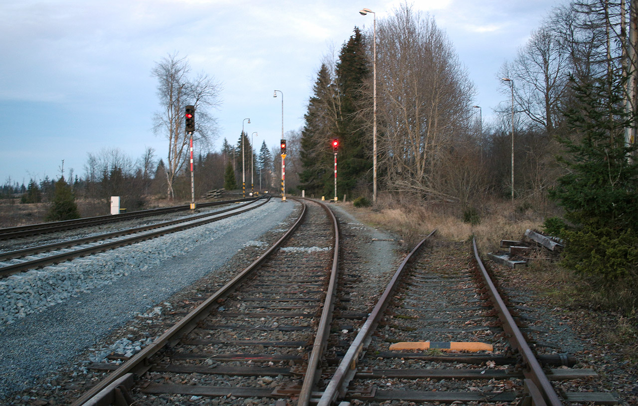 Z koleje č. 3 odbočuje <a href="/Tema/Vlečka Dětřichov nad Bystřicí - pila">vlečka na dětřichovskou pilu</a>.