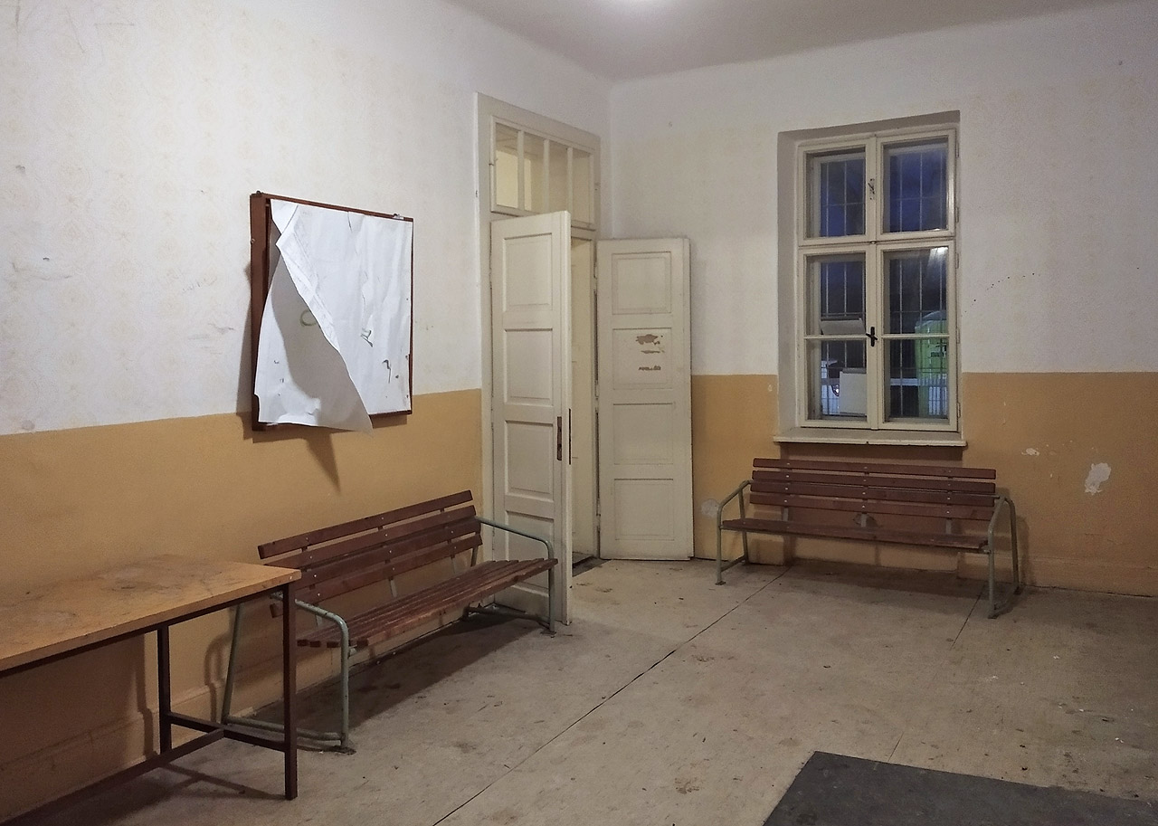 Čekárna v původní nádražní budově v Dětřichově nad Bystřicí.