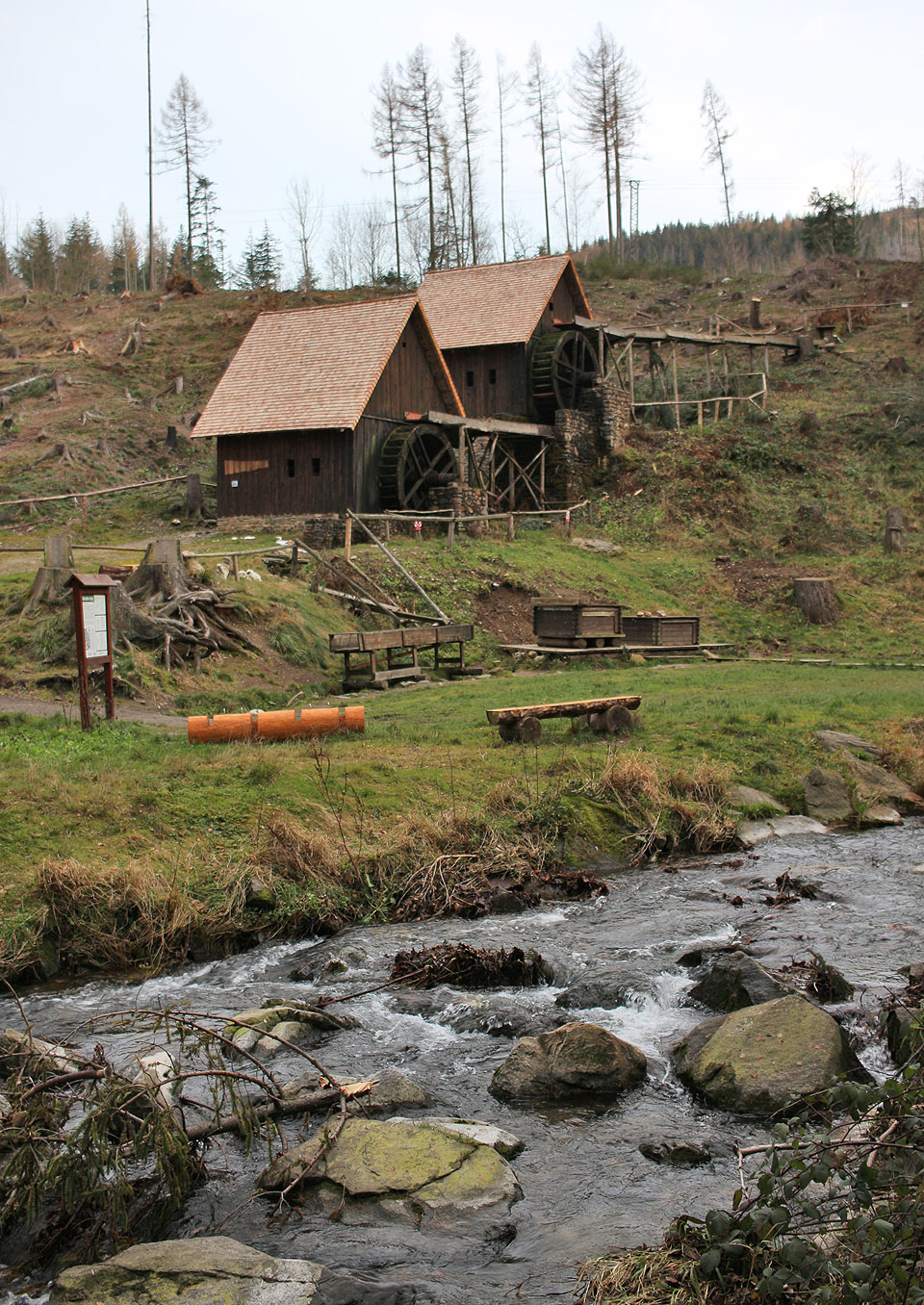 Odpoledne jsme vyrazili do Zlatých Hor, podívat se na proslulé mlýny. Tlačit babičku na vozíku po kamenitých stezkách, mně dalo docela zabrat.