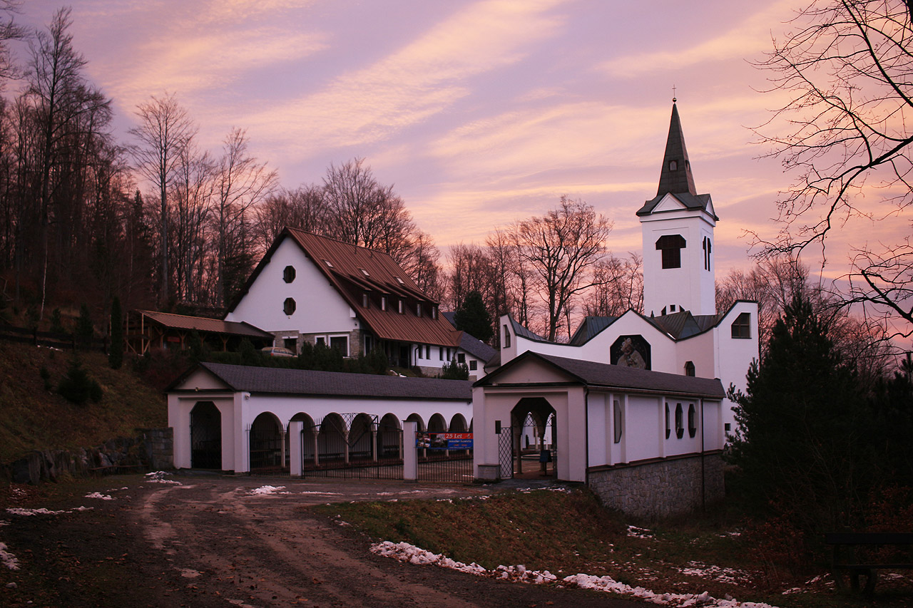 Těsně po západu slunce jsme ještě stihli navštívit moderní poutní místo a pseudoklášter Maria Hilf nad Zlatými Horami.