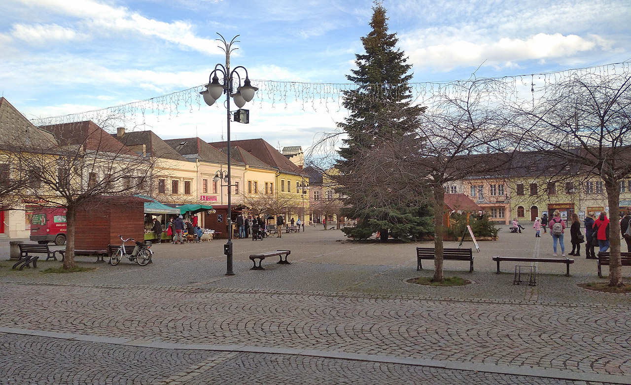 Nedělní pozdní oběd jsme si užili v předvánočním Bruntále. Počasí ovšem bylo spíše jarní.