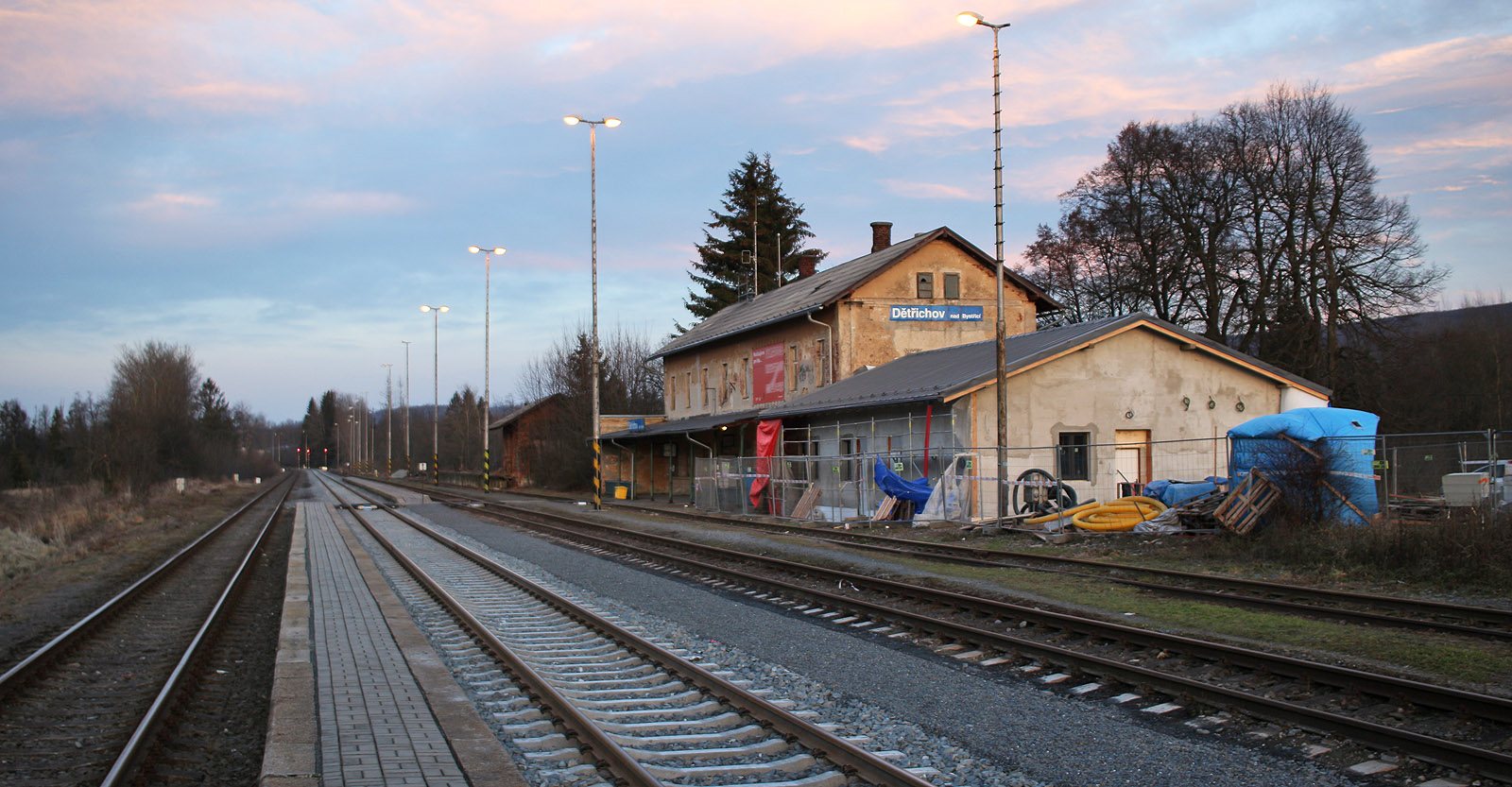 K velké nevoli všech milovníků železnice, historie, staveb, zdravého životního prostředí, sudet a mě plánuje Správa železnic zničit výpravní budovu na <a href="/Tema/Dětřichov nad Bystřicí (žst)">nádraží v Dětřichově nad Bystřicí</a>.