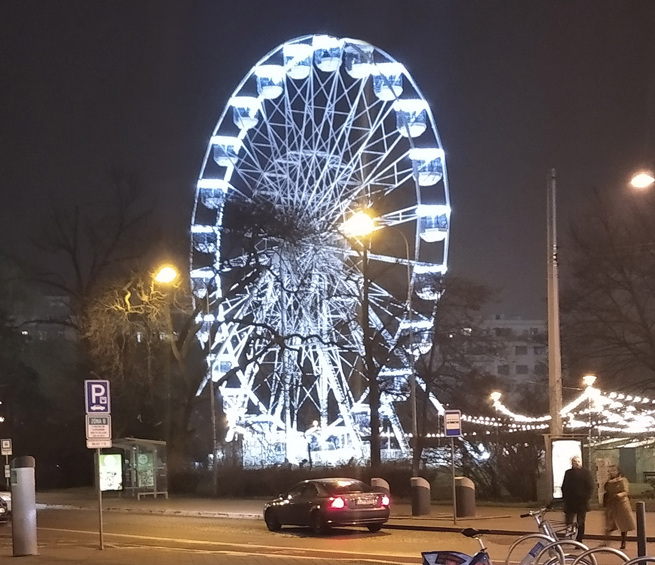 Ruské kolo na Moravském náměstí. Přisouzení Rusům je v češtině nespravedlivé, protože původ atrakce je zřejmě v Bulharsku; zajímavé jsou ovšem i názvy v jiných jazycích: bulharsky se mu říká vídeňské, rusky vyhlídkové, švédsky pařížské, polsky ďábelské, německy obří, francouzky velké, anglicky Ferrisovo a španělsky noria (z arabštiny, kde označovalo toto slovo vrčení při otáčení mlýnského kola). 