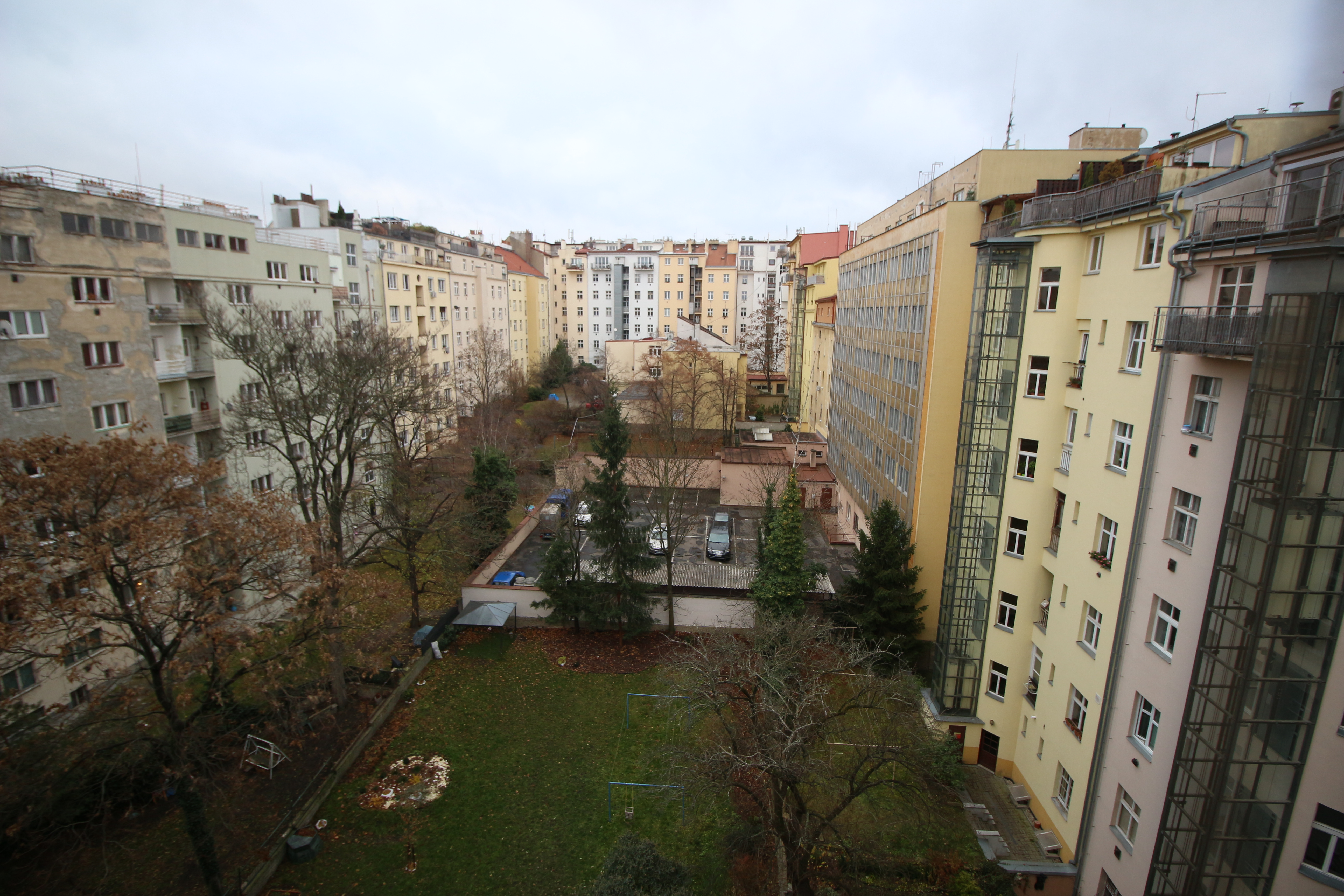 Pohled do vnitrobloku jako by vypadl z líčení v knize Dobrodružství v Zemi nikoho. Tu ale napsal Jestřáb už v roce 1966, tedy inspirace přišla zřejmě odjinud.