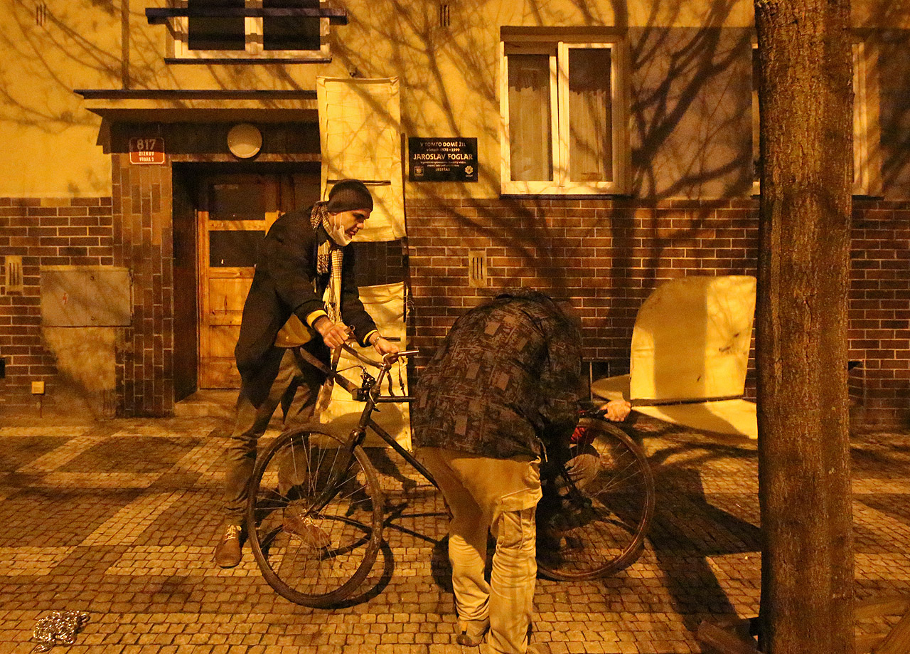 Aleš a Sharp před domem, kde vposledku žil Jaroslav Foglar.