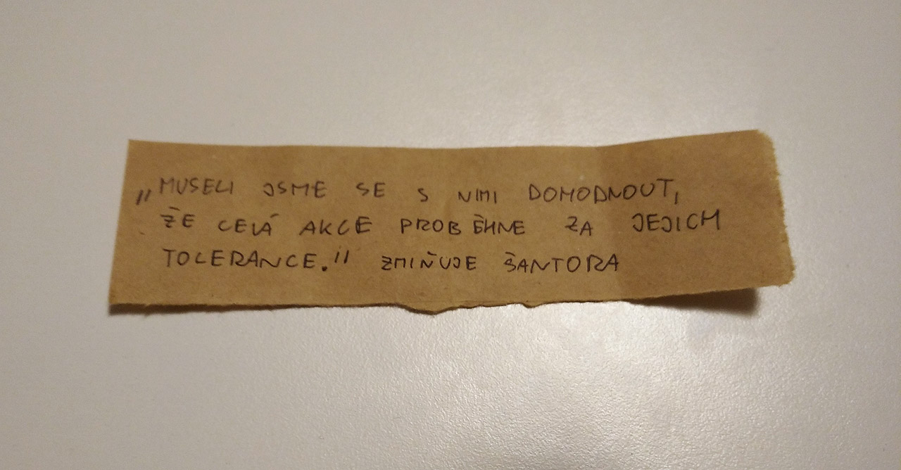 Posměšný papírek s citací Boba Šantory ze SNJF, který při spuštění hry ve staroměstských Stínadlech tvrdil, že akce je s Vonty dohodnutá.