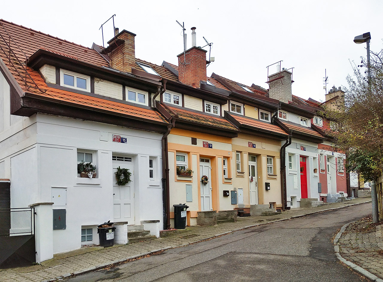 Domečky v Pravoúhlé ulici jako korálky na niti.