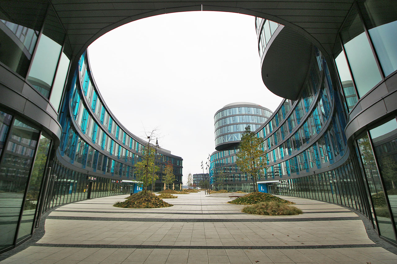 Jedna z továren, které jsem už nestihl zdokumentovat v jejich původní podobě, byla pražská Waltrovka, strojírna vyrábějící auta a letecké motory. Dnes tu stojí poměrně vydařený komplex budov Aviatica a Dynamica. V neděli je tu ovšem mrtvo a pořád nemůžu zapudit dojem, který mně připomíná socialisticky velkolepě pojaté stanice metra a nákupní centra na okrajích Prahy, jež dnes místní považují spíš za ostudu než okrasu metropole.