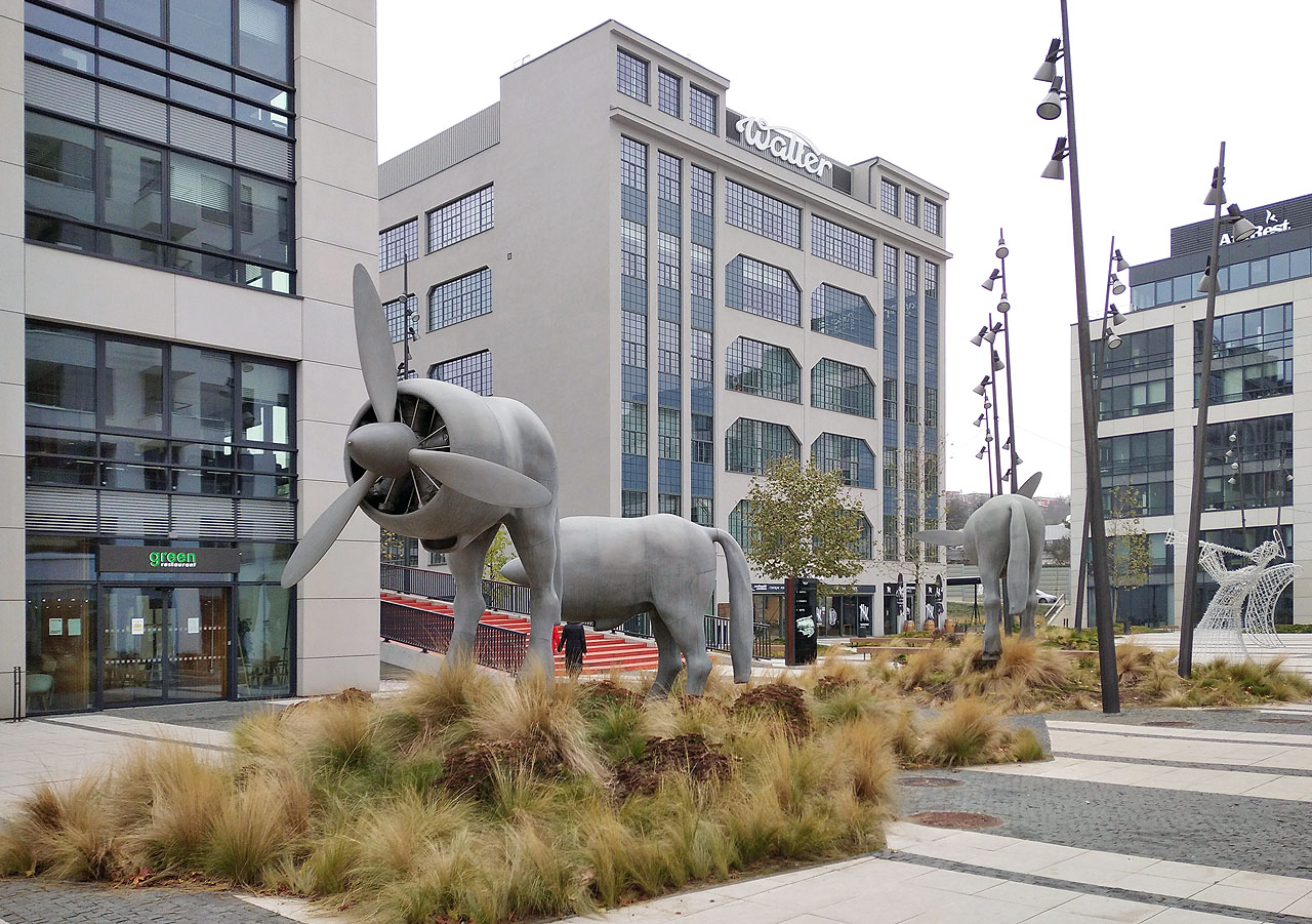 Tak snad to tady dopadne se sousoším Davida Černého lépe než s čtyřprocentními plastikami ve tvaru vetřelců a volavek. V pozadí původní tovární budova, jejíž záchranu uvádím ke cti zdejších developerů.