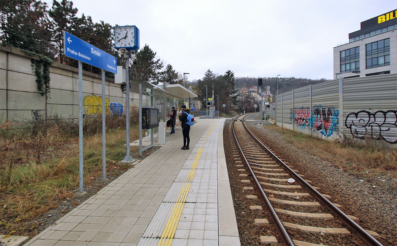 Zastávka <a href="/Tema/Praha-Jinonice (žzast)">Praha-Jinonice</a> nahradila čerstvě zrušenou <a href="/Tema/Praha-Jinonice (žst)">stejnojmennou stanici</a> umístěnou jen o půl kilometru blíže k centru města. Mezi betonovou a protihlukovou stěnou je obzvláště škaredým a nepříjemným místem, které se s krásnou stanicí nedá vůbec porovnat. Aspoň je to ale odsud blíž na Walterovo náměstí.