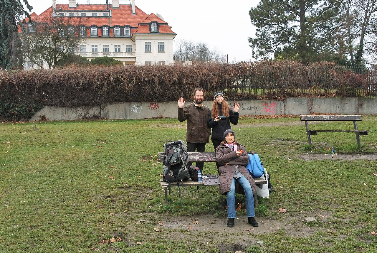 Létání s dronem tu ale kupodivu nebylo zakázané, a tak jsme poprvé za bílého dne a pod širou oblouhou vzlétli s mým prvním dronem. Postupně jsme se s Doubravkou i její mámou vystřídali všichni při řízení toho malého zázraku.